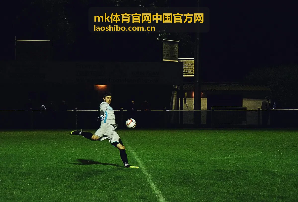 足球赛事资讯与球员在球场上的比赛画面