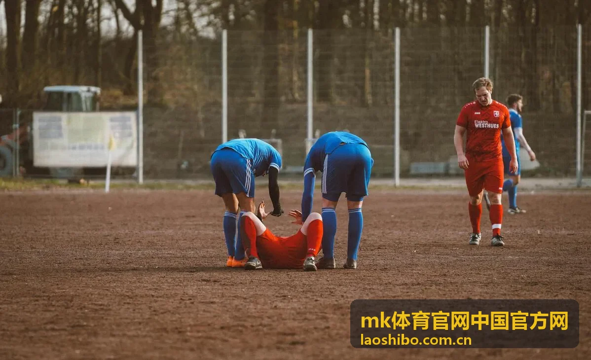 网球新闻资讯配图，球拍与场地的近景画面